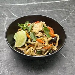 Вок с лапшой и курицей 